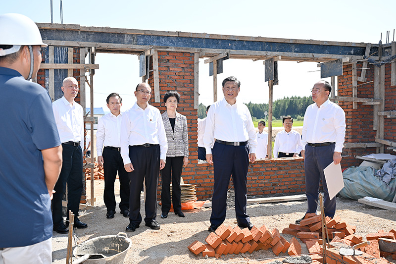 9月6日至8日，中共中央总书记、国家主席、中央军委主席习近平在黑龙江考察。这是7日上午，习近平在遭受洪涝灾害的哈尔滨尚志市老街基乡龙王庙村，察看水毁房屋重建情况。